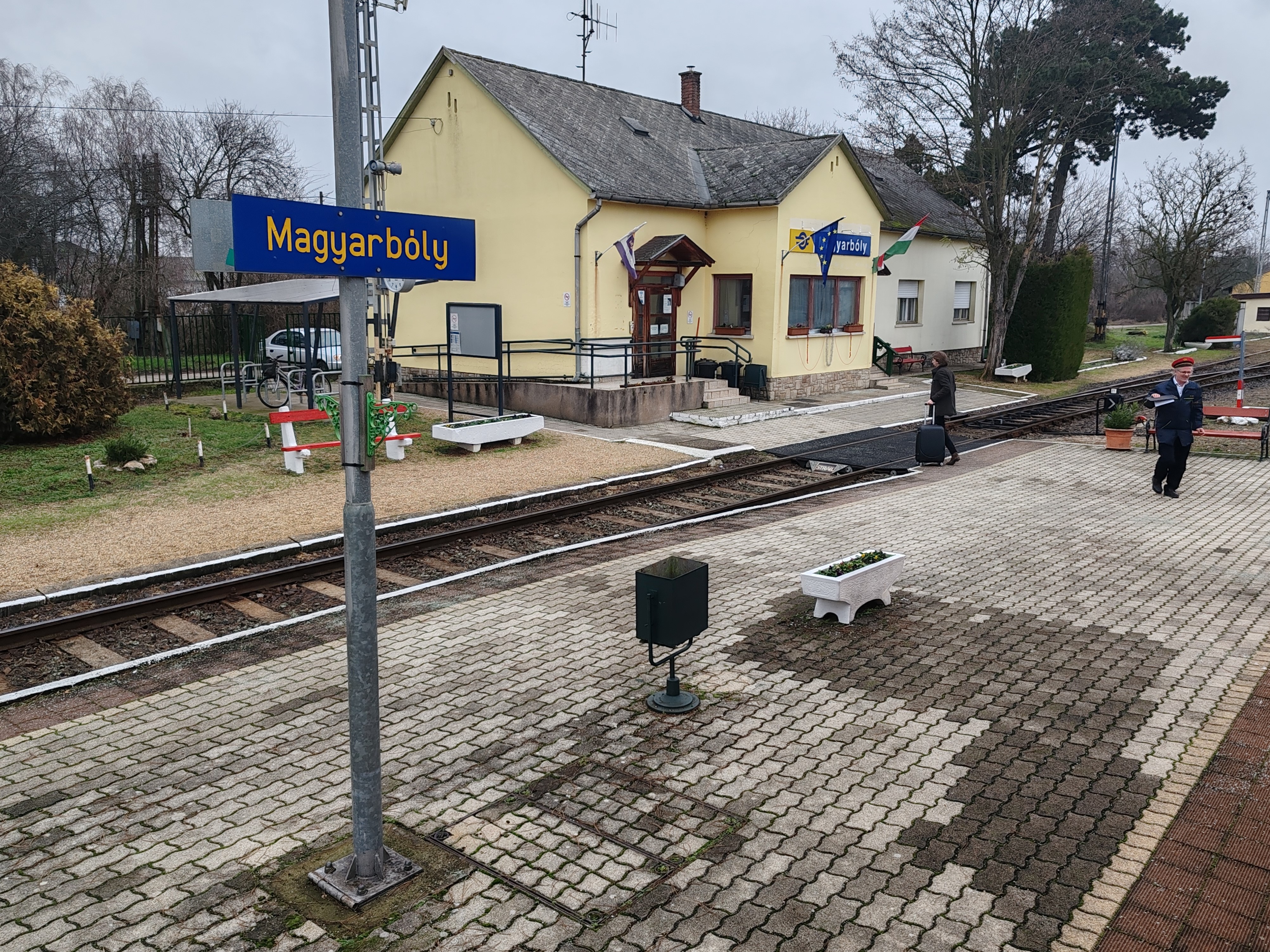 Horvátország 2023. január elsejei schengeni csatlakozásával Magyarbóly vasútállomáson is megszűnt a határellenőrzés. A Bz-mellékkel közlekedő vonatokról a vontatmány itt leakad, és csak a motorkocsi megy át Pélmonostorra. Hogy miért? Kiderül a következő képszövegből