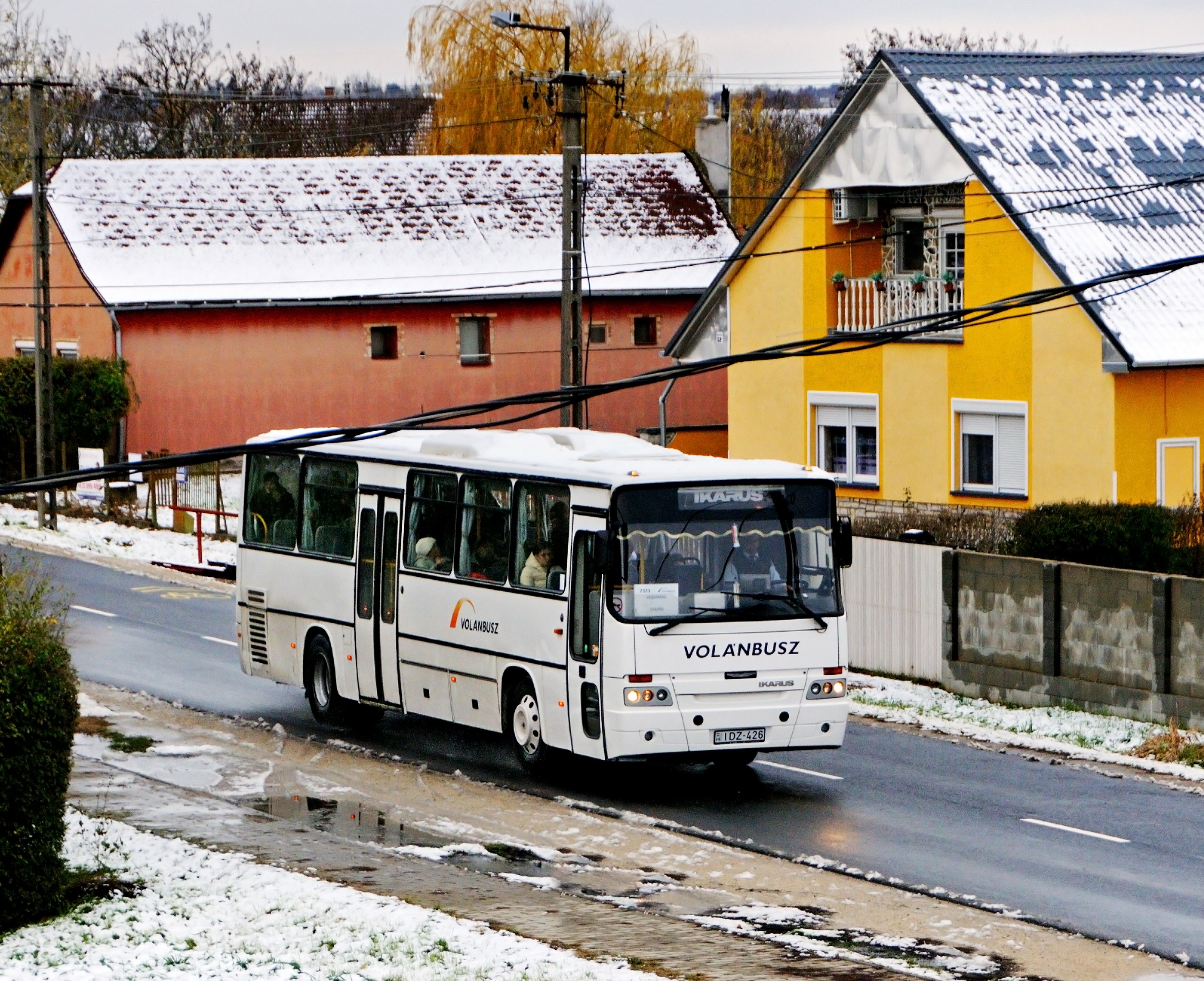 A téma házhoz jön... A november végi havazás a Balaton térségét is elérte. Riporterünk az otthonának erkélyéről örökítette meg a mérsékelten havas környezetben Csajág felé tartó C56-ost