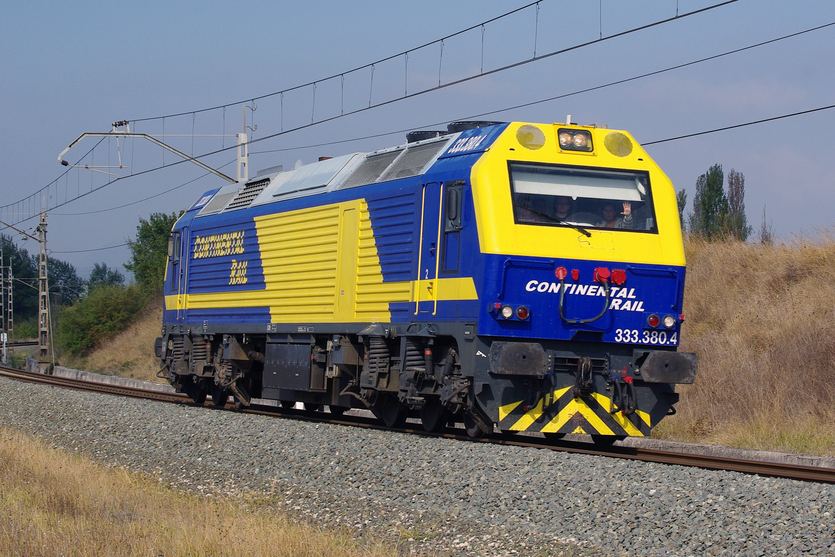 André Marques fotója a Renfe Alquiler a Continental Railnek kikölcsönzött, Macosa eredetű, majd az Alstom által átépített 333-as sorozatú, nagyteljesítményű dízel-villamos mozdonyainak egyikről készült
