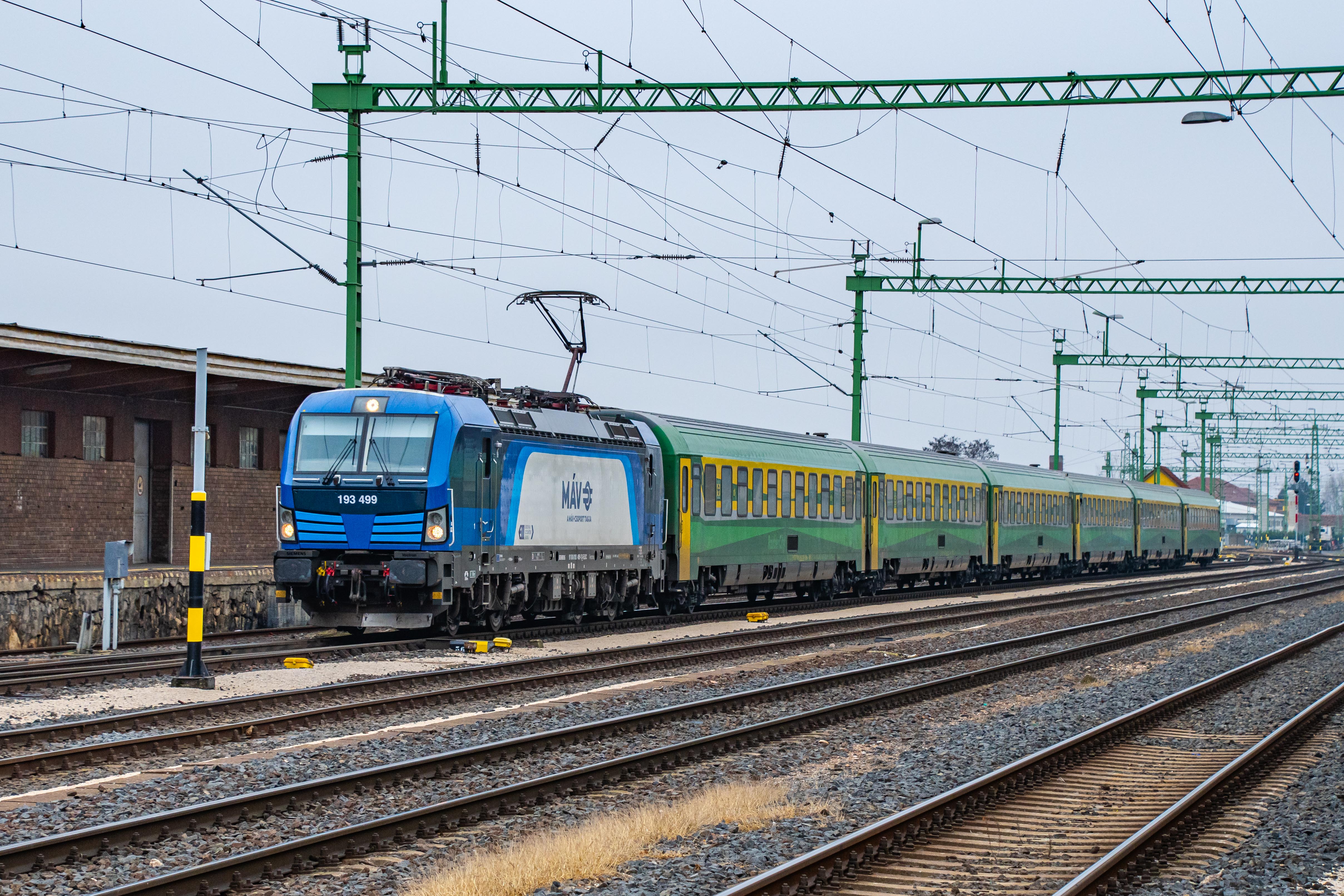 Soproni befutó. A GYSEV Vectronjai mellett a tavalyi nyár vége óta a MÁV által béreltek is továbbítanak IC-ket Sopronba. Babusa István még a múlt évben, december 12-én örökítette meg a MÁV 193 499 pályaszámú villamos mozdonyát a 992 számú, a zöld-sárgák intercity kocsijaiból kiállított Scarbantia IC-vel