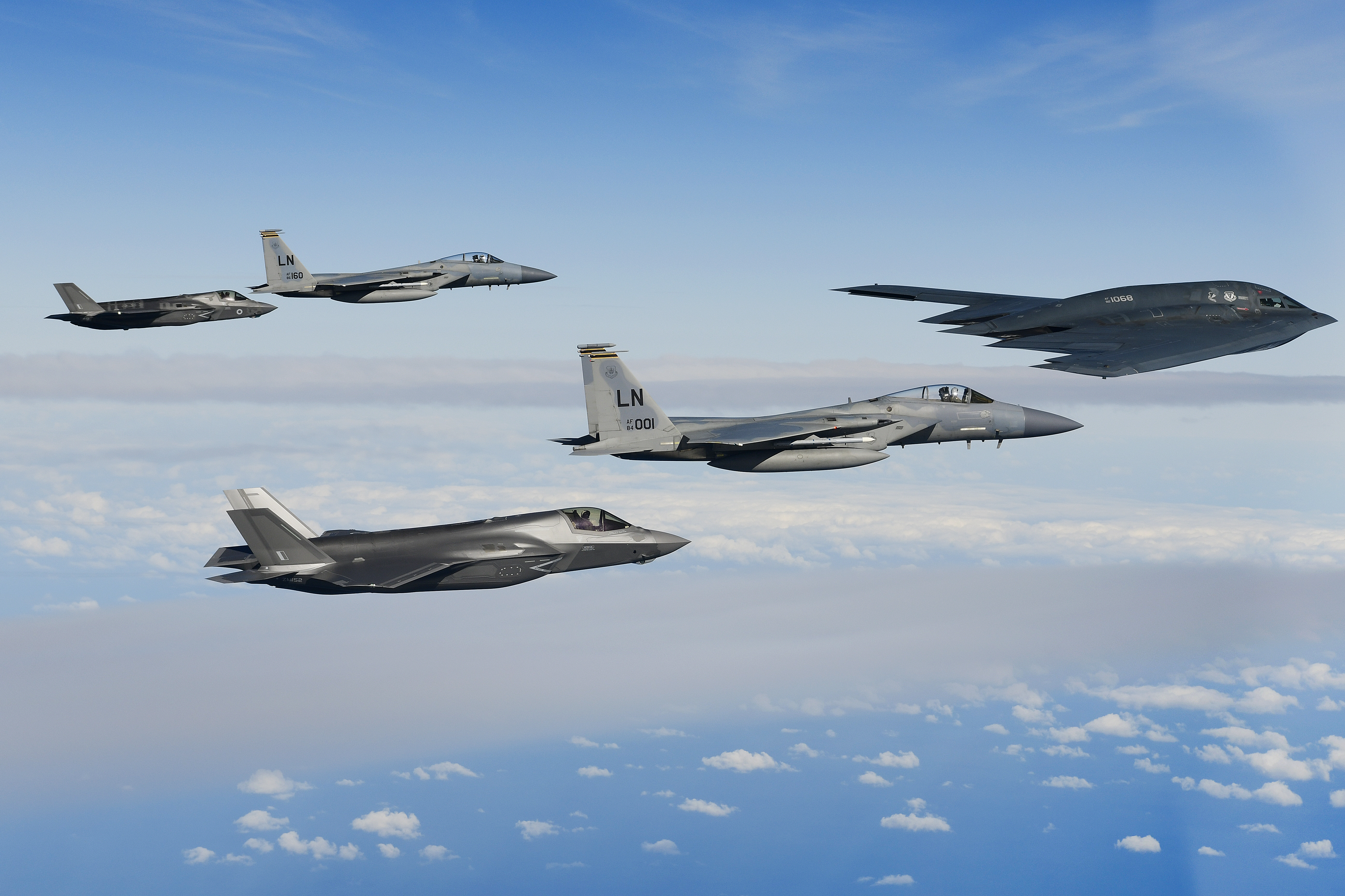 Egy, az 509. bombázóezredben szolgáló B-2A Spirit bombázó delta köteléket vezet 2019. szeptember 16-án az Északi-tenger felett. A kötelék tagja még két, a 48. vadászrepülőezredhez rendelt F-15C Eagles, és ugyancsak két, a Brit Királyi Légierőhöz tartozó F-35B Lightning (fotó: USAF/Matthew Plew)