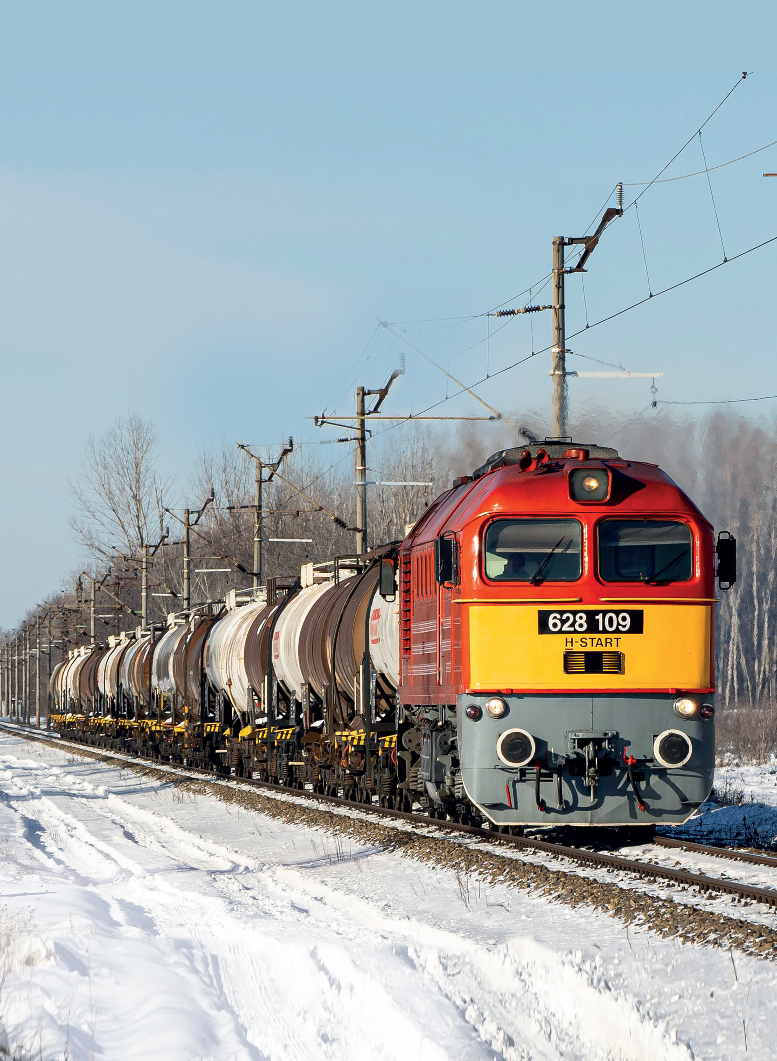 Az egyik szegedi vasútfotós ismerős január 12-én reggel üzent a szerzőnek, hogy a 109-es Szergej tehervonattal Röszkén áll befelé. A reggeli személyzetváltás után gyorsan el is indult a deltán keresztül Kiskunfélegyháza felé. Bár ragyogóan sütött a nap, a délelőtti napállás nem kedvezett a felfelé közlekedő vonatnak. Az azonban várható volt, hogy az M62-es még időben visszafordul Kiskunfélegyházáról. Nem sokkal dél után érkezett is a hír, hogy a 109-es Szergej Petőfiszálláson várakozik Szeged irányába. Gyönyörű napsütés, kék ég, passzoló napállás és szikrázó hó garantálta a tökéletes fotótémát. Az árnyékmentes fotóhelyet Kapitányság megállóhely előtt kínálta a hely