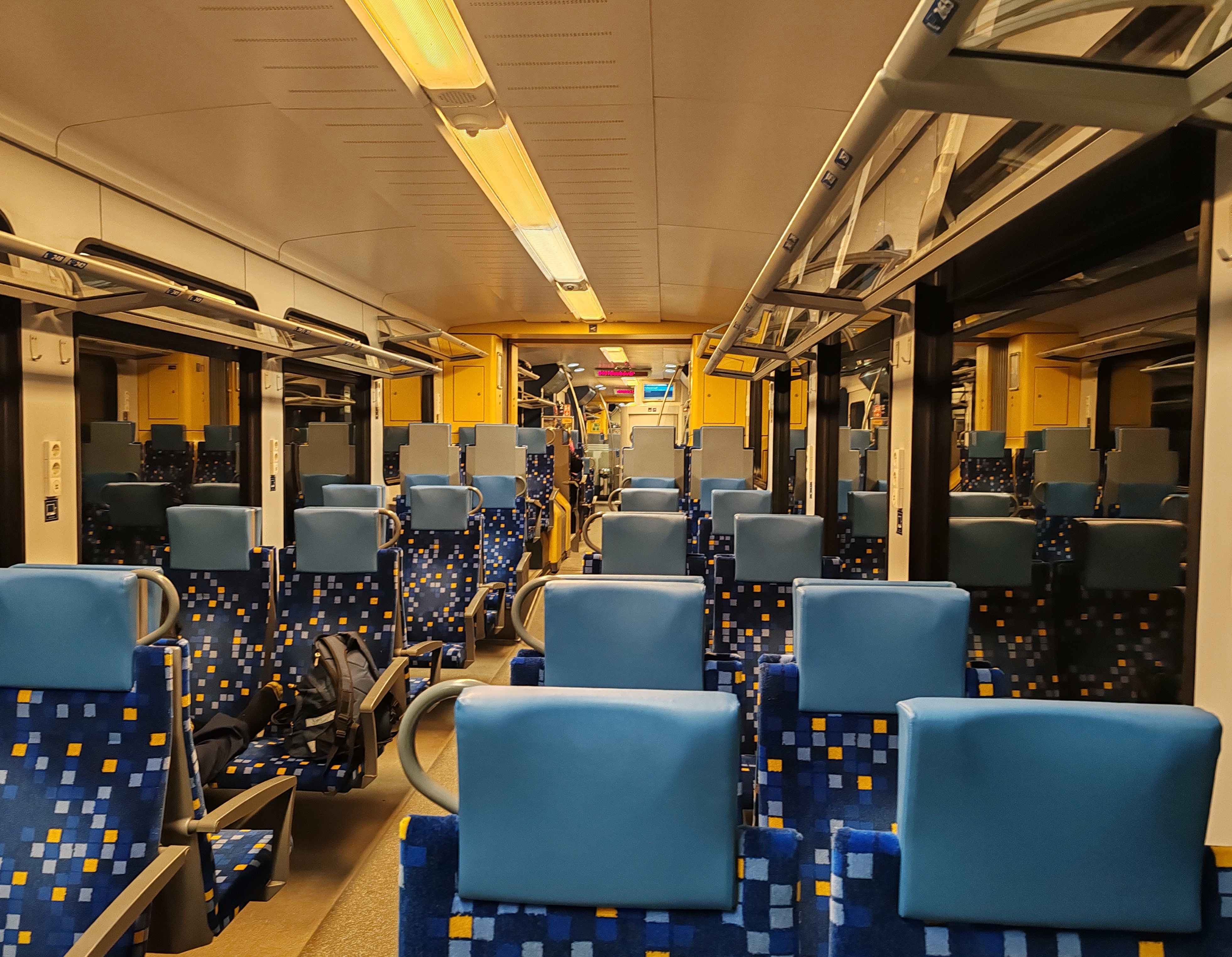 Simontornyáról Dombóvárra dupla Flirt (415 005 és 018, tehát mindkettő még az első generációs, 2007-es szállítású első harmincas kontingensből származik, kékségüket 2022-ben, illetve 2023-ban kapták) kongott az ürességtől, az önköltségben utazó mozdonyvezetőktől eltekintve. Már jóval a néhány kilométerre fekvő Tolnanémedi előtt felvettük a pályára engedélyezett, 120 kilométer/órás sebességet. Az utazás ekkor még steril környezetben, menetirány szerinti jobbkéz felől enyhe virradat közepette zajlott 