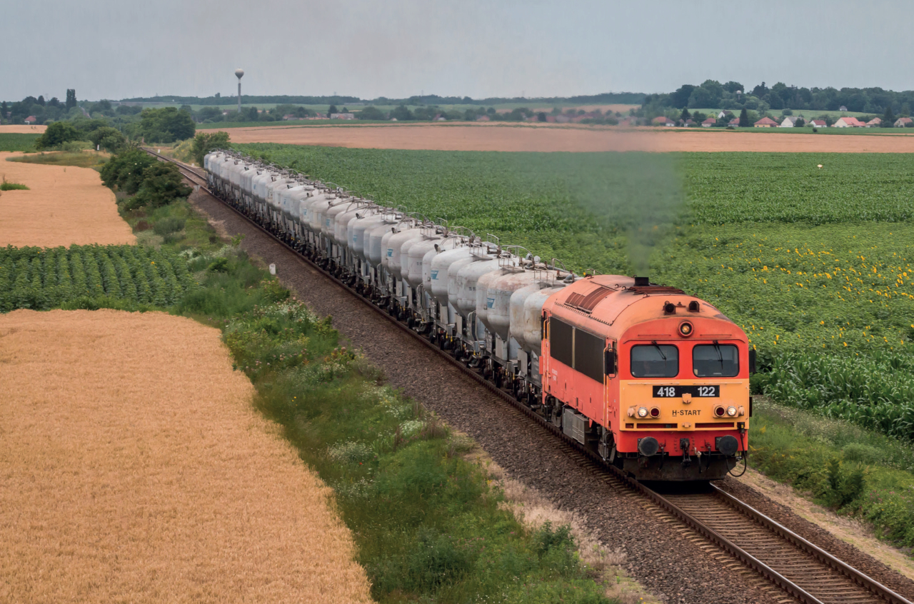418 122 cementeskocsikat cipel magával Tolna határában, 2015. június 24-én (fotó: Vörös Attila)
