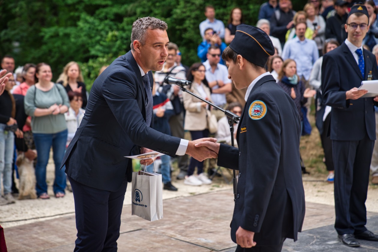 Besztercán Kornél, a Gyermekvasút vezetője tüntette ki azt a harminc gyermekvasutast, akik kitűnő eredménnyel végezték el az idei képzést