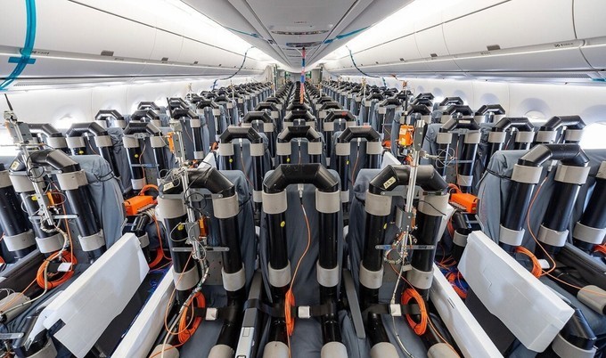 Hőt kibocsájtó melegvizes csövek az utasok helyén (fotók: Airbus)