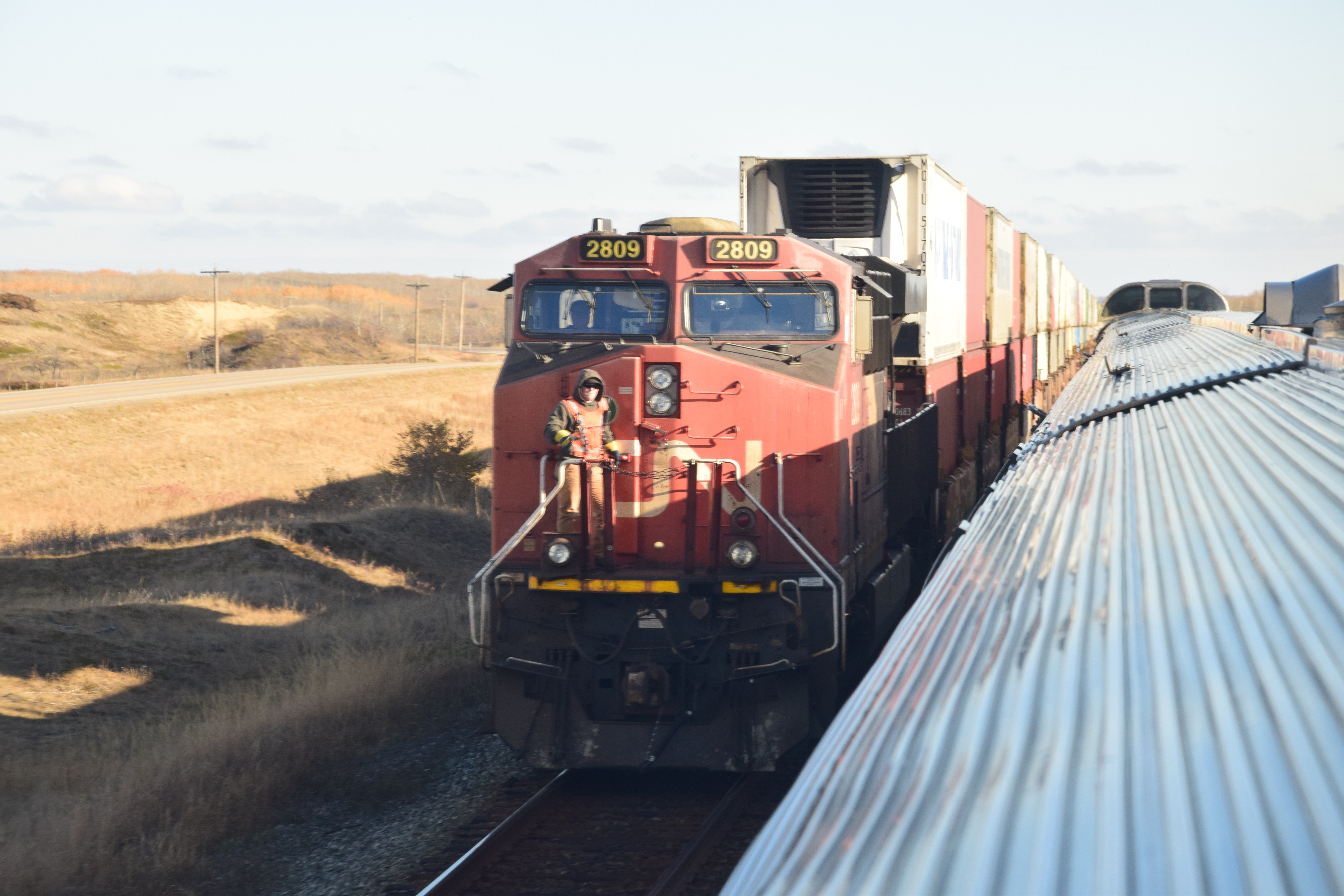 Szerzőnk, Szijártó István az ősszel átvonatozott a Le Canadiennel Torontóból Vancouverbe. Felvételén az Alberta tartománybeli Edgerton közelében egy dupla forgalmi kitérőben keresztezi a Kanadai a Canadian National Railway keletre tartó tehervonatát, élén az elegyet továbbító 2809-es hatlábúval