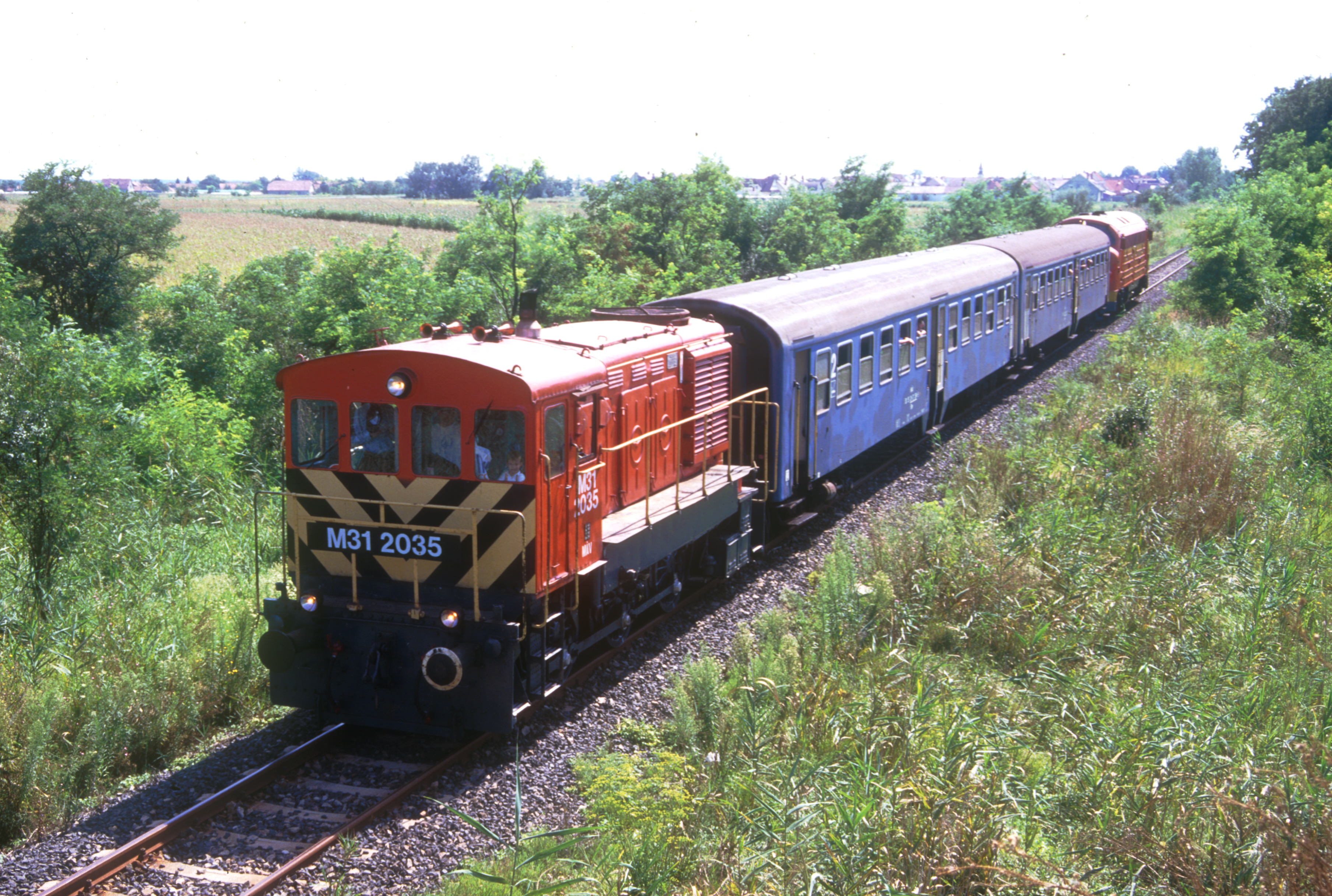 Elől az M31 2035-ös, hátul az M61 017-es halad Röszkéről Szegedre az 1999. augusztus 11-i napfogyatkozást követően