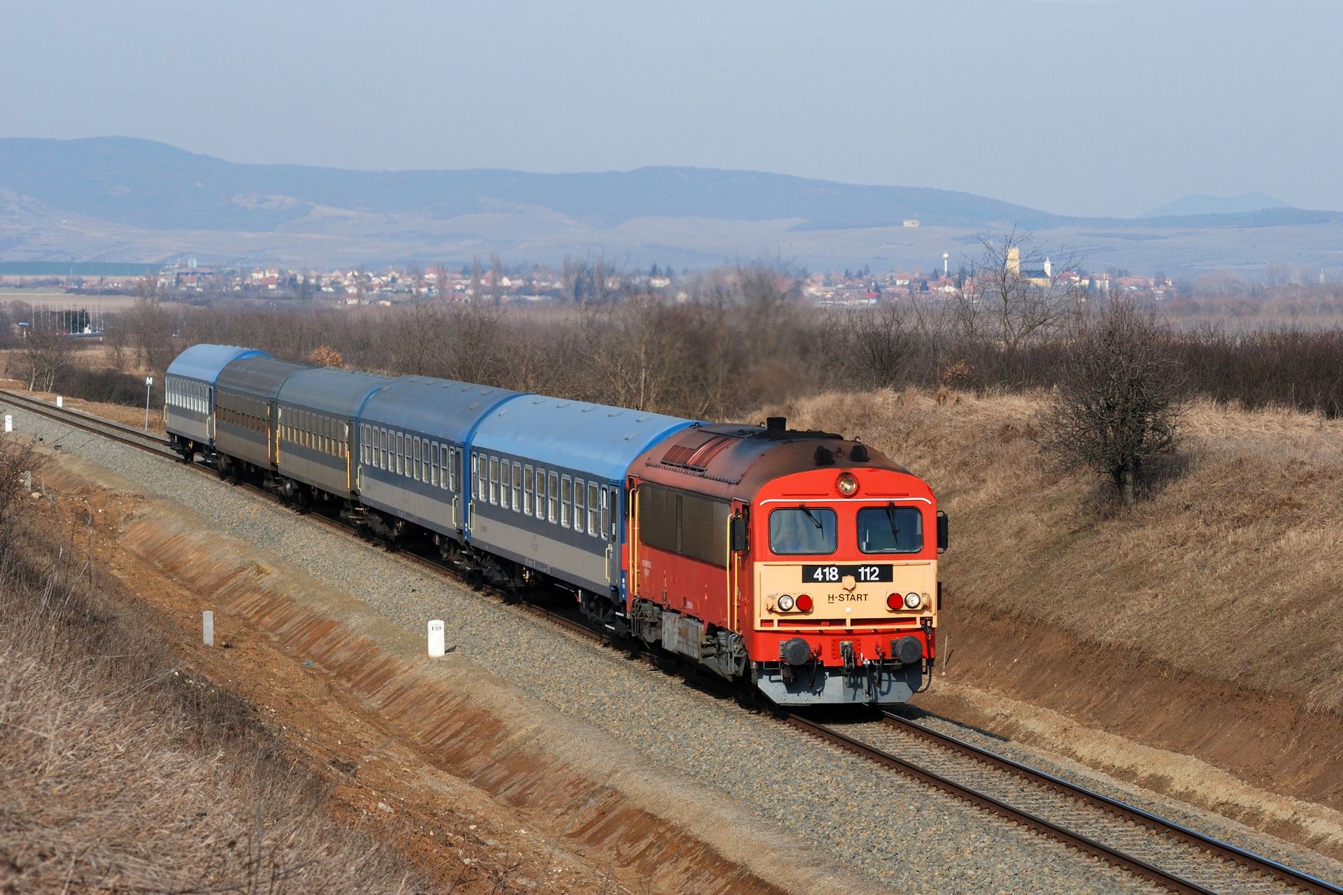 Végre klasszik! Még ha celldömölki is! A 2112-es Csörgő közelíti meg Szegi községét az 523-as sebesvonattal. Háttérben Olaszliszka házai emelkednek