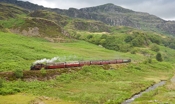 Európa egyik legszebb tájakat kínáló vasútvonala a wales-i Welsh Highland Railway (kép forrása: northwalesholidaycottages.co.uk)