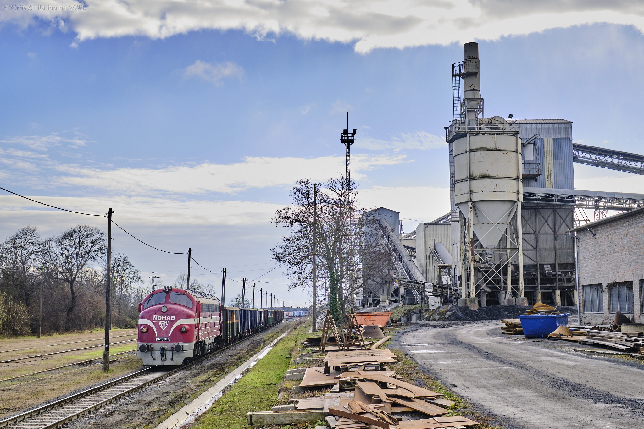 Uzsa, találkozás a Királlyal. Mostani leállítása előtti utolsó útjára az Indóház is elkísérte a gépet – a 010-es 25 kocsis vonatát a Basalt-Középkő telephelyén rakják meg kővel. Vörös Attila felvétele 2023. december 15-én készült