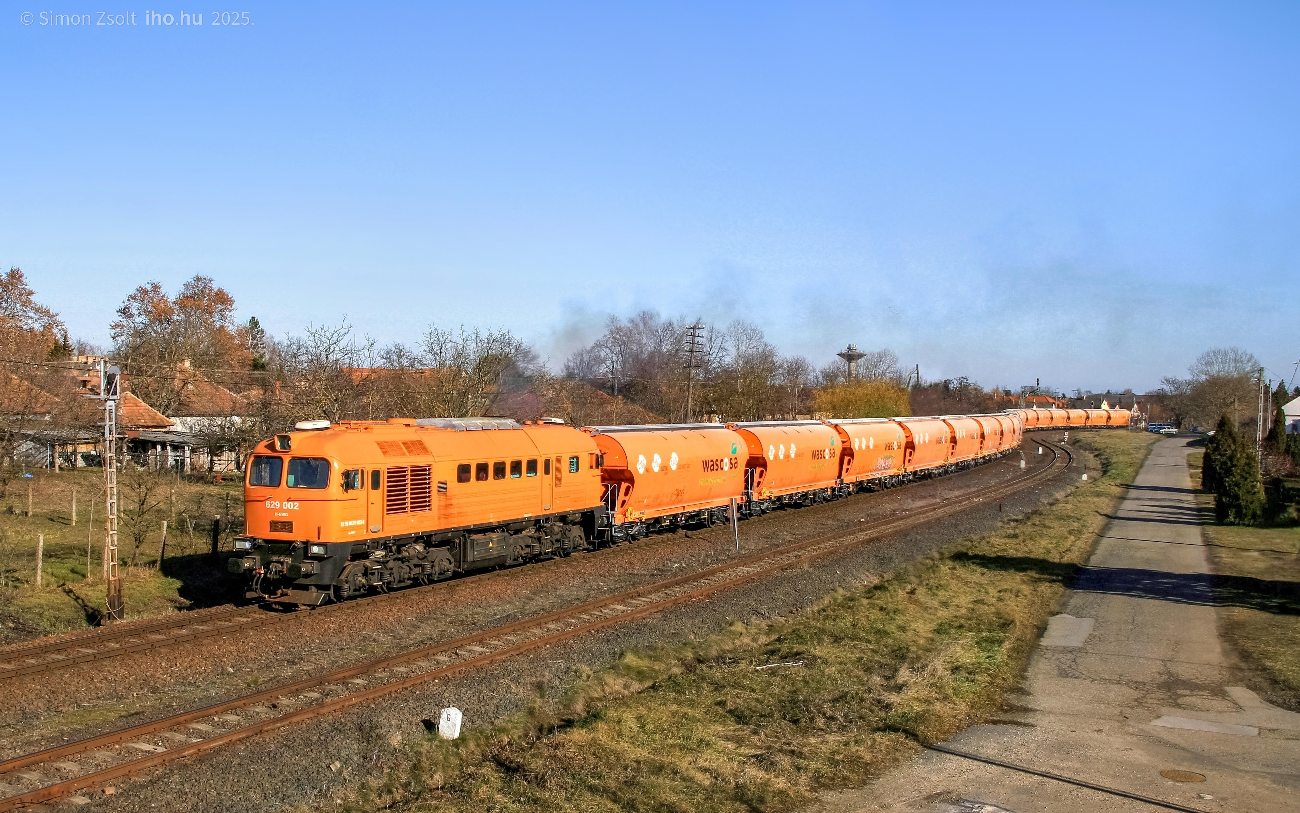 Pontosan félóra elteltével már nagy ívköszörülések közepette hagyja maga mögött Mátészalkát. Háttérben a százéves víztorony