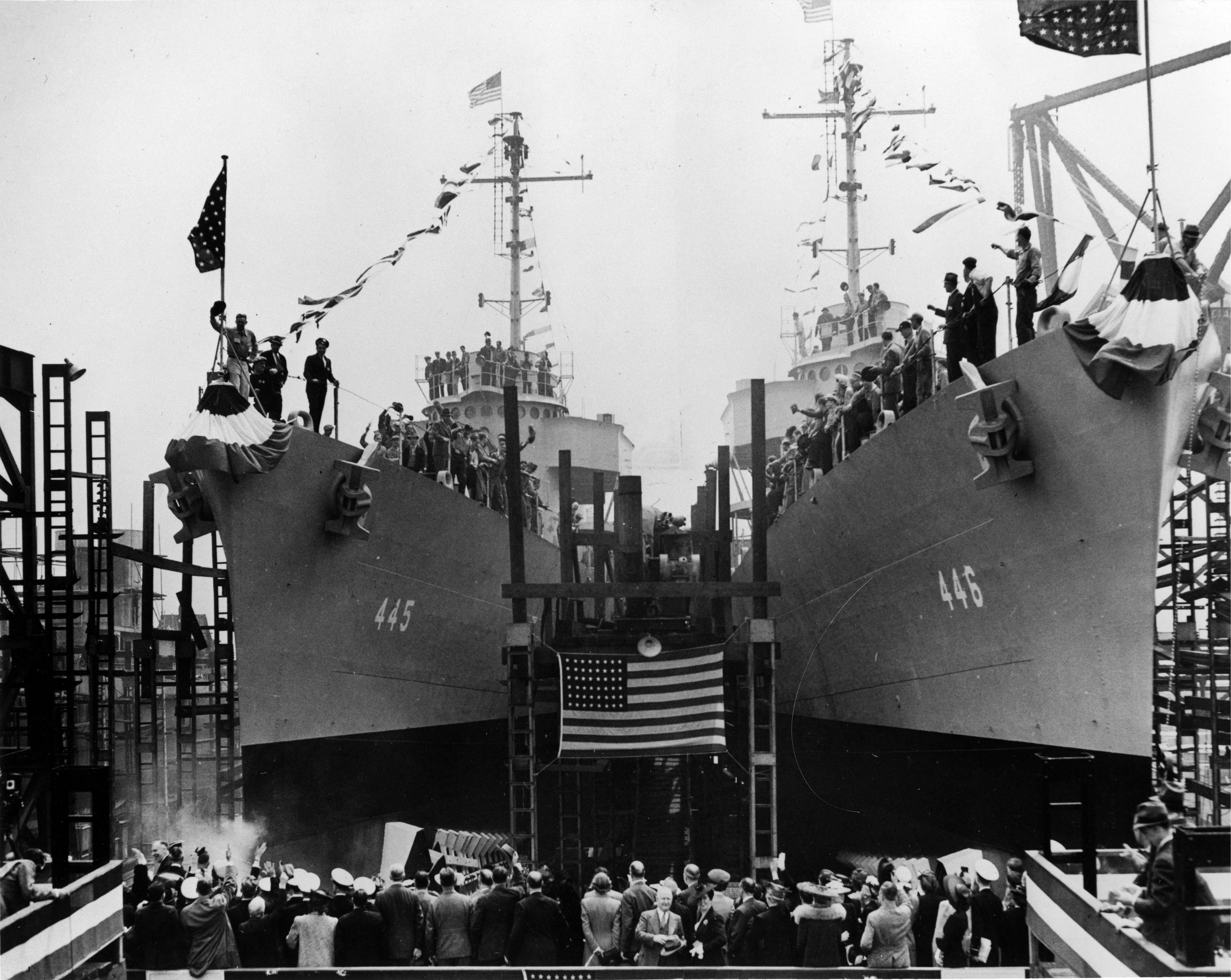 Az USS Fletcher és a USS Radford vízrebocsátása 1942. május harmadikán