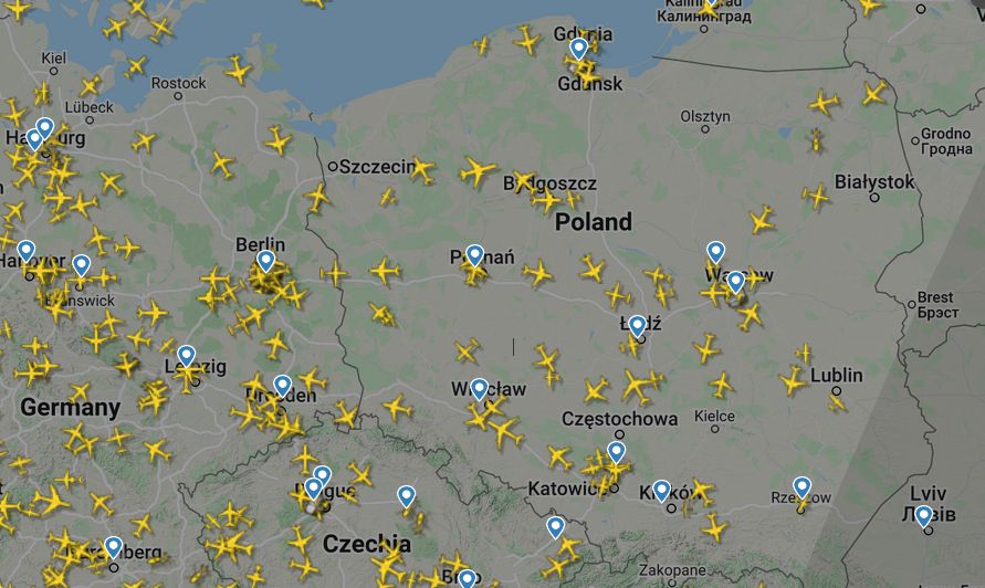 Lengyelország fölött élénk a forgalom, és ott vannak azok a gépek is, amelyeket nem látni a követő oldalakon... (flightradar24)