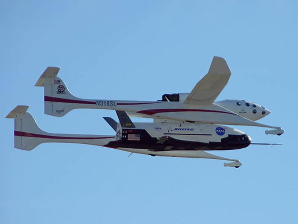 Fiahordók egyike: White Knight 1., és az X-37-es mini űrrepülőgép