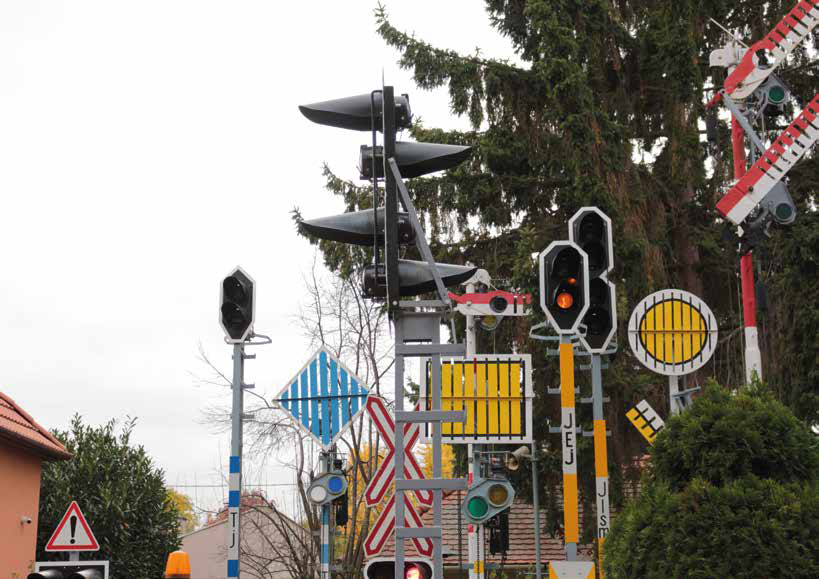 A jelzőpark részlete, előtérben az új jelző