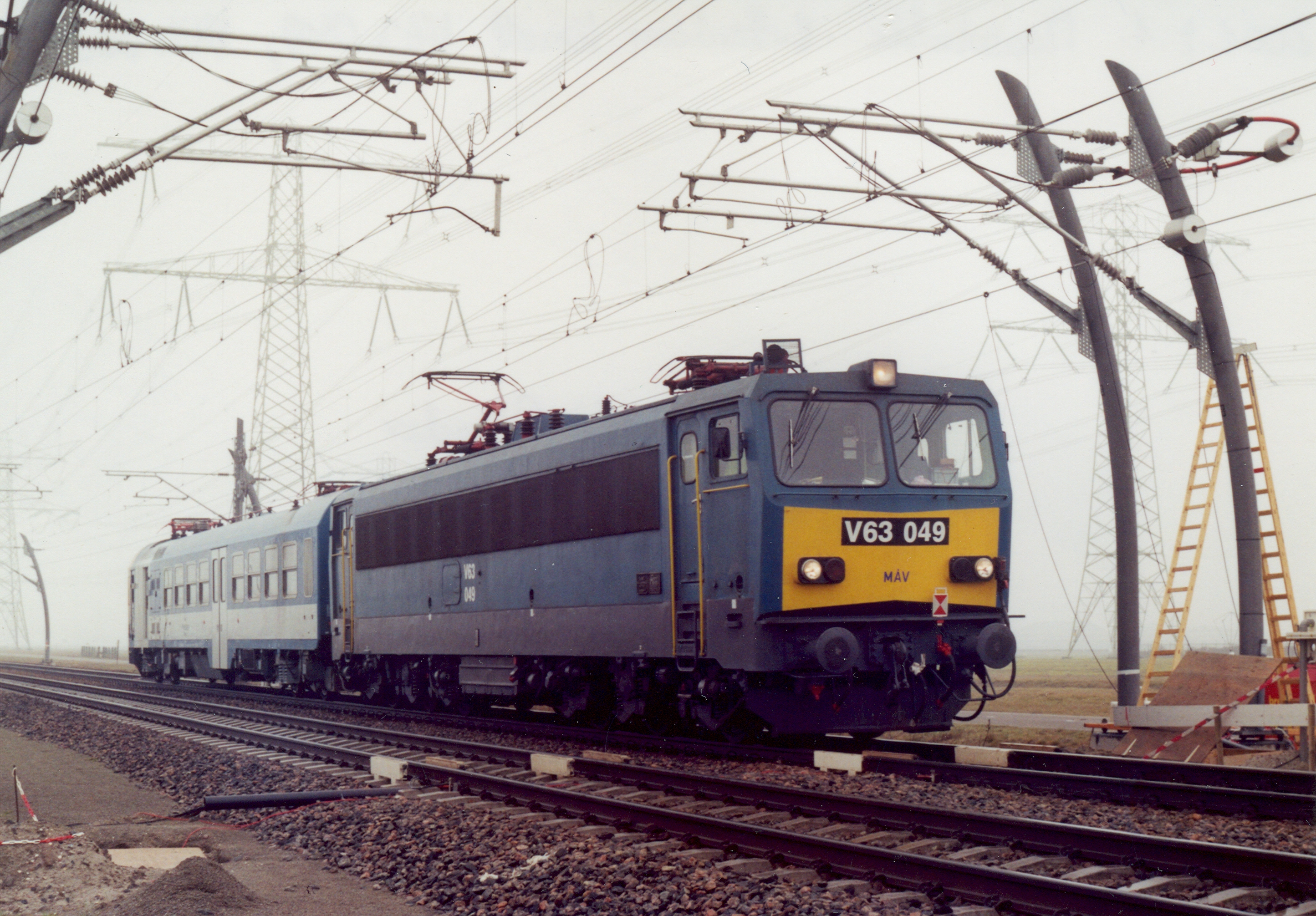 V63,049 és a BVh 200 a Rotterdamból a maasvlaktei kikötőbe  vezető vasútvonalon. A próbák során – amennyire a körülmények  lehetővé tették – a villamos fékkel fékeztek, ám hazaindulás előtt  a V63-assal így is be kellett állni Rotterdam-Zuid vontatási telepre  féklöketet állítani és néhány féktuskót lecserélni (fotó: Csanádi Sándor)